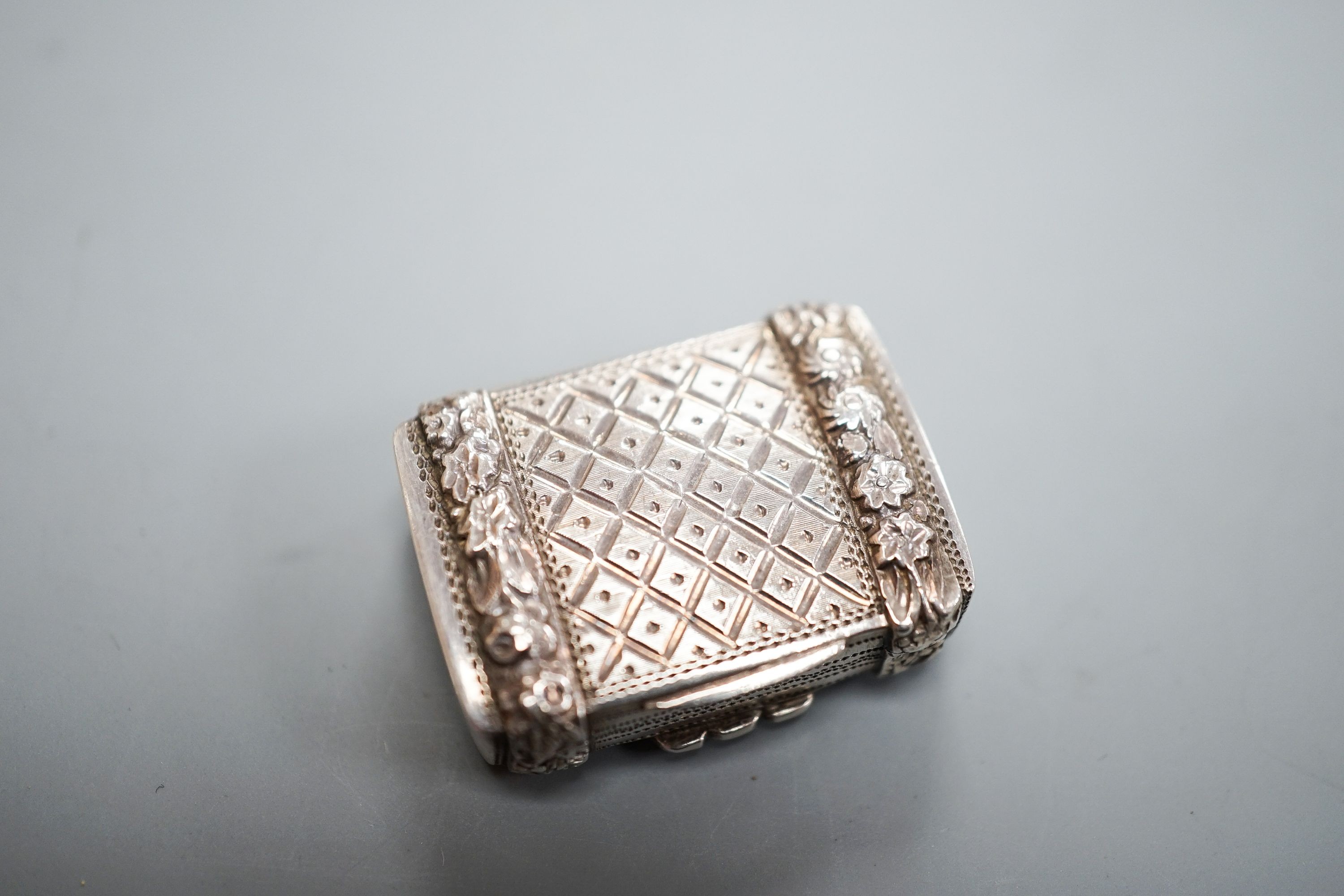 A George IV silver vinaigrette, by John Bettridge, with embossed flower head decoration, Birmingham, 1820, 26mm.